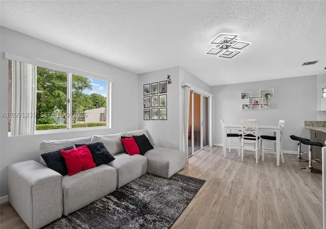 Listing Photo 5 - Condo for sale at Paseo Real Condo, Unit 281 6205 Kendale Lakes Cir, Paseo Real Condo, Miami, FL 33183 | Built Year: 1994-1994