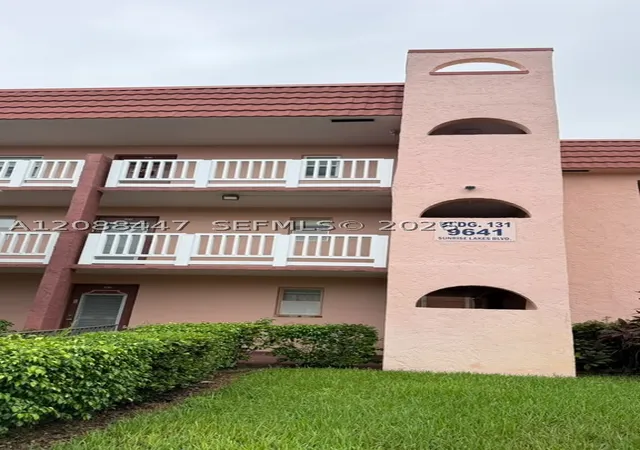 Listing Photo 3 - Condo for sale in building located at 9641 Sunrise Lakes Blvd, Sunrise, FL 33322 - Unit #305