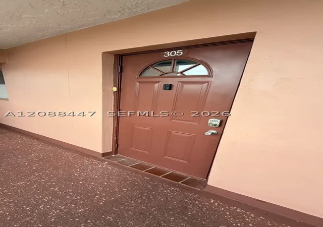 Listing Photo 4 - Condo for sale in building located at 9641 Sunrise Lakes Blvd, Sunrise, FL 33322 - Unit #305