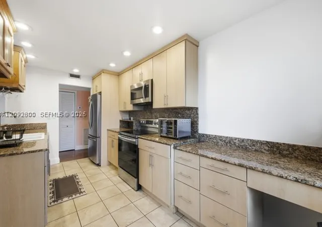 Photo 3 of Condo for sale at 3800 Hillcrest Dr #523, Hollywood, FL 33021 | MLS# A12092800 | Listing updated on 2026-09-24