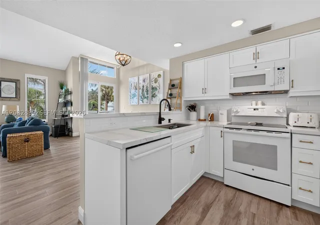 Listing Photo 4 - Condo for sale in building located at 909 Mainsail Cir, Jupiter, FL 33477 - Unit #909