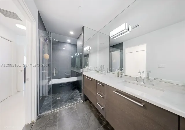 Photo 3 of Condo for sale at 900 Biscayne Blvd #2602, Miami, FL 33132 | MLS# A12093151 | Listing updated on 2026-09-30