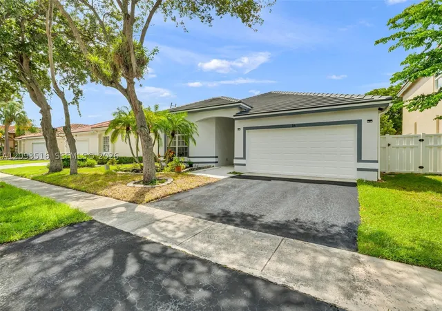 Photo 2 of Single family home for sale at 16 Gables Blvd, Weston, FL 33326 | MLS# A12093516 | Listing updated on 2026-09-22