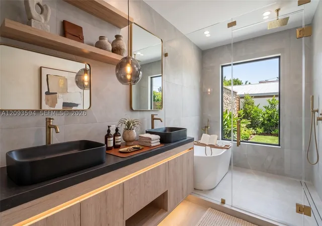 Photo 3 of Townhouse for sale at 205 Ne 17th Avenue, Fort Lauderdale, FL 33301 | MLS# A12093594 | Listing updated on 2026-10-01
