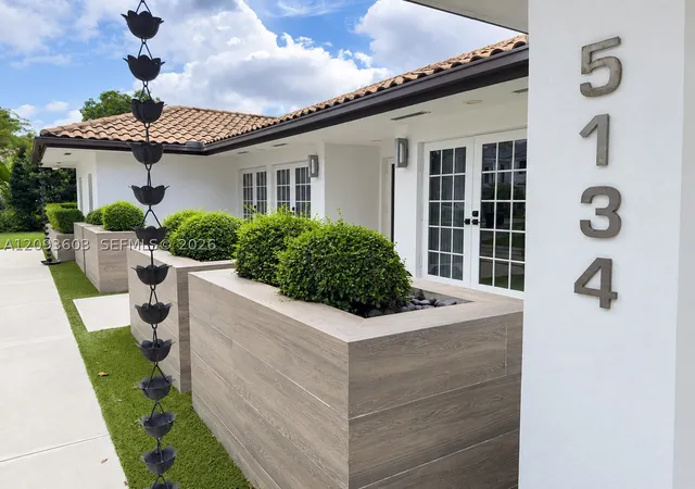 Photo 3 of Single family home for sale at 5134 Nw 94th Doral Pl, Doral, FL 33178 | MLS# A12093603 | Listing updated on 2026-09-24