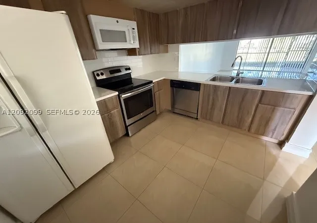 Photo 3 of Condo for sale at 40 Nw 76th Avenue #103-1, Plantation, FL 33324 | MLS# A12092099 | Listing updated on 2026-09-22