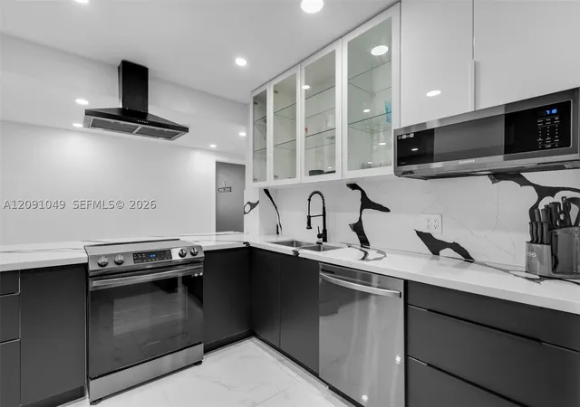 Photo 3 of Condo for sale at 3800 Hillcrest Dr #203, Hollywood, FL 33021 | MLS# A12091049 | Listing updated on 2026-09-23