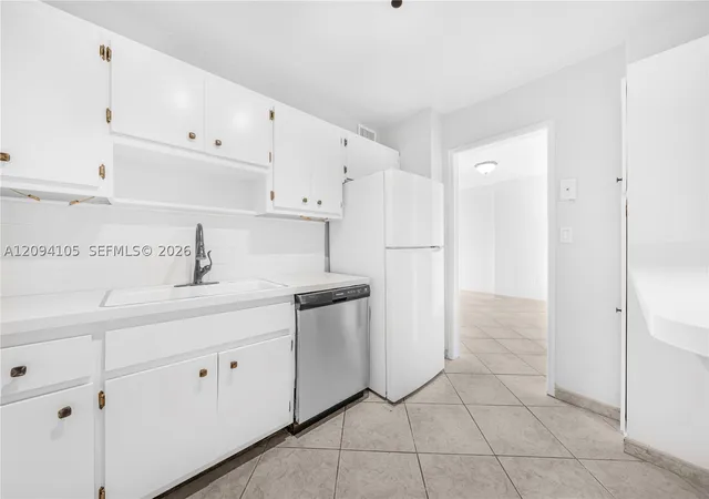 Photo 4 of Condo for sale at 400 Kings Point Dr #1427, Sunny Isles Beach, FL 33160 | MLS# A12094105 | Listing updated on 2026-09-23