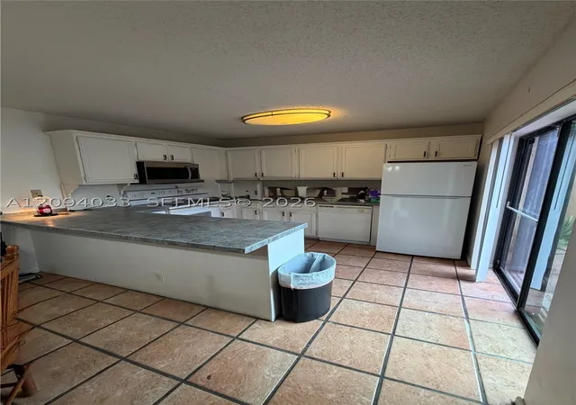 Photo 2 of Townhouse for sale at 2564 Lakeview Ct, Cooper City, FL 33026 | MLS# A12094033 | Listing updated on 2026-09-23