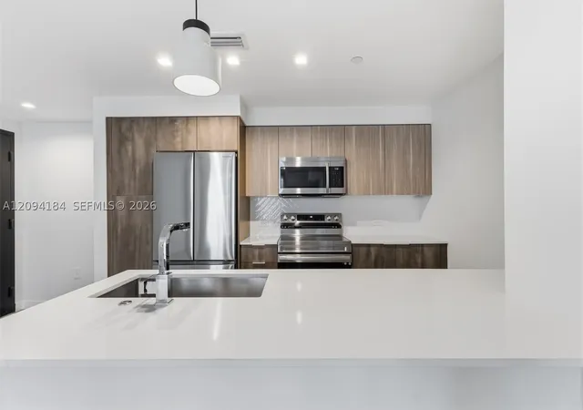 Listing Photo 4 - Condo for sale in building located at 697 N Miami Ave, Miami, FL 33136 - Unit #1810