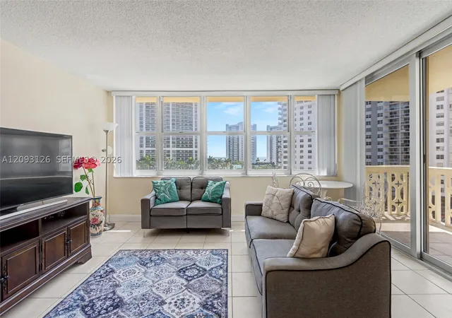 Listing Photo 5 - Condo for sale in building located at 1825 S Ocean Dr, Miami, FL 33009 - Unit #609