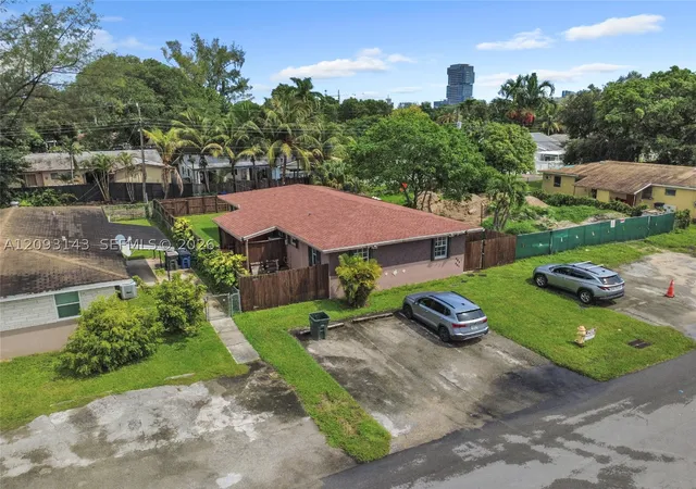 Listing Photo 4 - Condo for sale in building located at 401 SW 4th Ter, Hallandale Beach, FL 33009