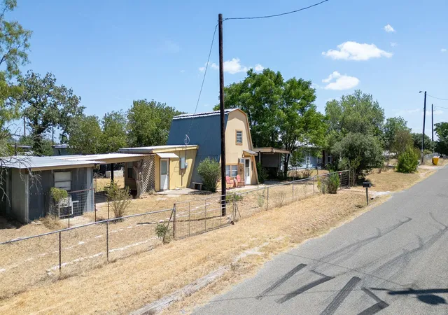 Photo 3 of Single family home for sale at 916 Apache Dr, Burnet, TX 78611 | MLS# 1918766 | Listing updated on 2026-09-03