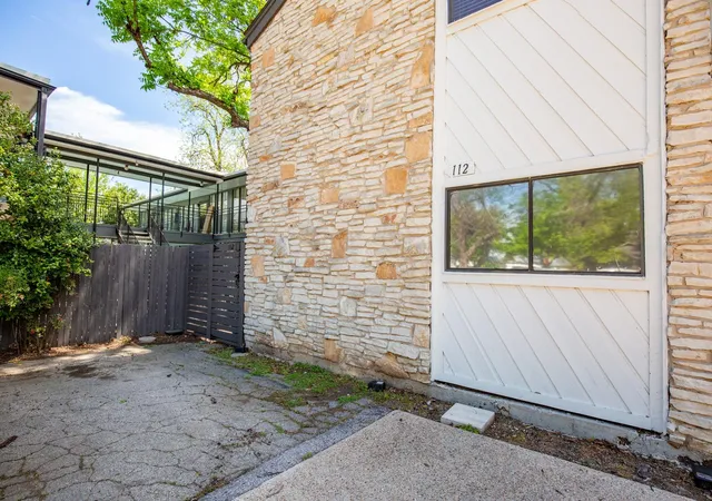 Listing Photo 2 - Condo for sale in building located at 4205 Speedway Ave, Austin, TX 78751 - Unit #112