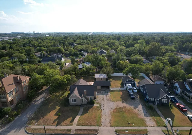 Photo 3 of Single family home for sale at 805 Howard St, Taylor, TX 76574 | MLS# 4608421 | Listing updated on 2026-09-03