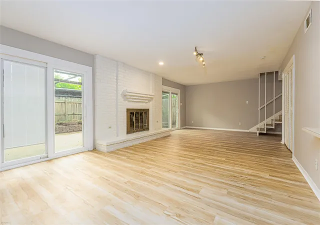 Listing Photo 5 - Condo for sale in building located at 9009 N Plz, Austin, TX 78753 - Unit #132