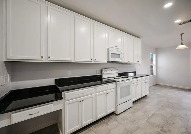 Photo 4 of Single family home for sale at 401 Bandara Woods Blvd, Elgin, TX 78621 | MLS# 3711747 | Listing updated on 2026-09-02