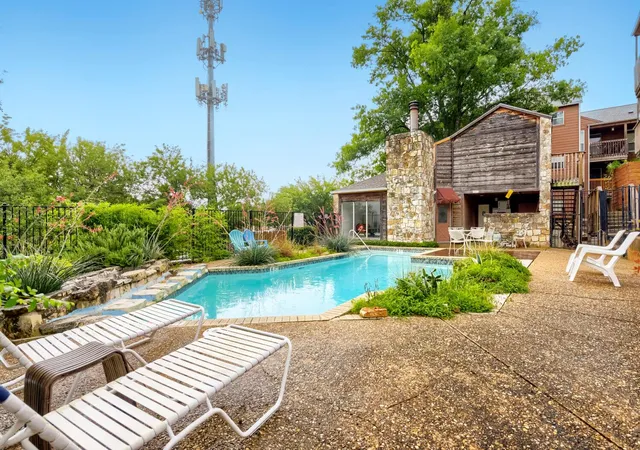 Listing Photo 2 - Condo for sale in building located at 6903 Deatonhill Dr, Austin, TX 78745 - Unit #20