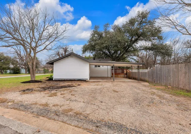 Photo 3 of Single family home for sale at 1709 Cecelia St, Taylor, TX 76574 | MLS# 1717626 | Listing updated on 2026-09-03