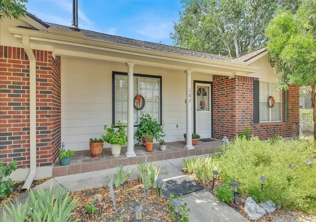 Photo 3 of Single family home for sale at 107 Taylor Dr, Spicewood, TX 78669 | MLS# 6190372 | Listing updated on 2026-09-04