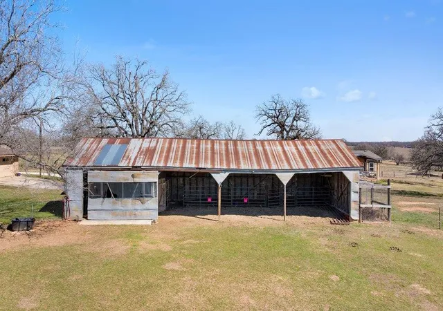 Photo 3 of Single family home for sale at 950 S Fm 486, Thorndale, TX 76577 | MLS# 3353023 | Listing updated on 2026-09-04