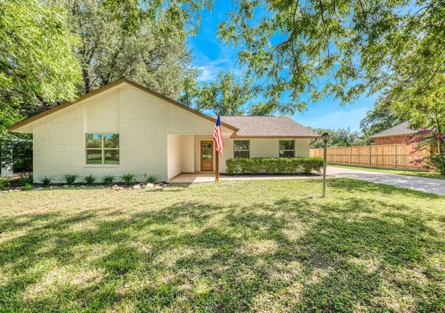 Photo 2 of Single family home for sale at 319 Columbine St, Meadowlakes, TX 78654 | MLS# 4120428 | Listing updated on 2026-09-04