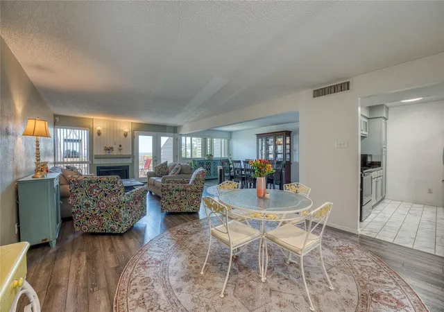 Listing Photo 4 - Condo for sale in building located at 306 Out Yonder, Horseshoe Bay, TX 78657 - Unit #162
