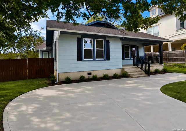 Photo 1 of Single family home for sale at 624 S Austin St, Seguin, TX 78155 | MLS# 1959067 | Listing updated on 2026-09-25