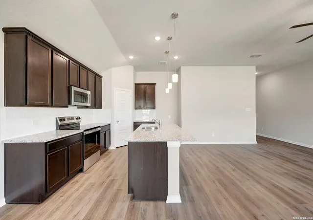 Photo 4 of Single family home for sale at 1032 Eagle Crossing, Seguin, TX 78155 | MLS# 1971626 | Listing updated on 2026-09-18