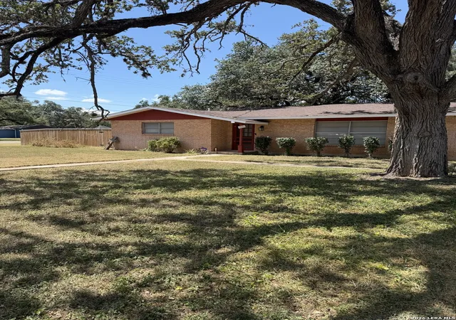 Photo 3 of Single family home for sale at 1001 N Hondo St, Sabinal, TX 78881 | MLS# 1994896 | Listing updated on 2026-09-14
