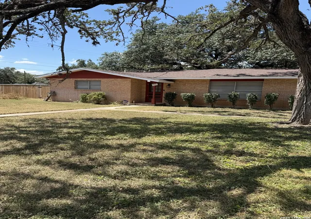 Photo 3 of Single family home for sale at 1001 N Hondo St, Sabinal, TX 78881 | MLS# 1994896 | Listing updated on 2026-09-14