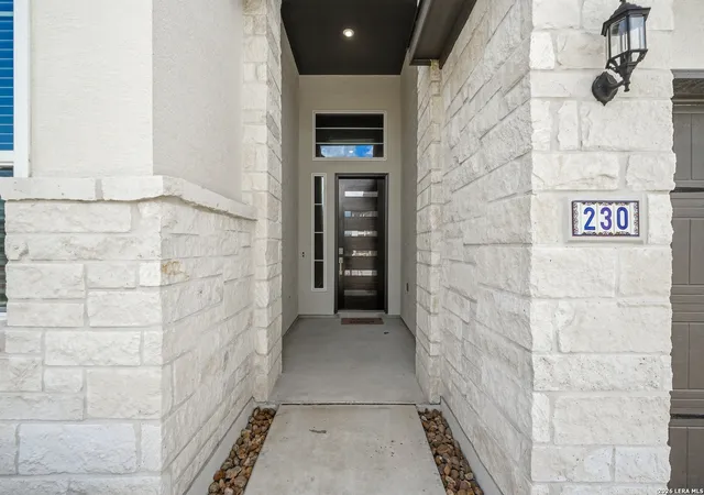 Photo 4 of Single family home for sale at 230 Hidalgo, Boerne, TX 78006 | MLS# 1995008 | Listing updated on 2026-09-28