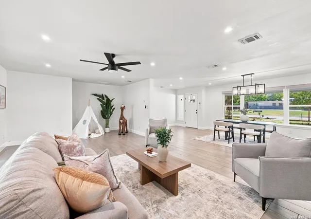 Photo 4 of Single family home for sale at 217 Gardenview, Castle Hills, TX 78213 | MLS# 2000020 | Listing updated on 2026-09-15