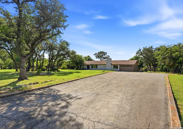 Photo 1 of Sale Pending at 136 Royal Oaks Loop, Kerrville, TX 78028 | MLS# 2006342 | Listing updated on 2026-09-18