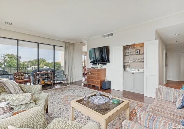 Listing Photo 5 - Condo for sale in building located at 4001 N New Braunfels Ave, San Antonio, TX 78209 - Unit #404