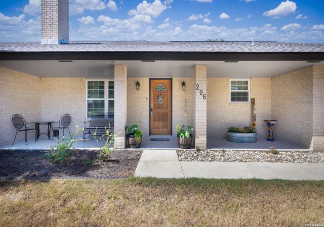 Photo 2 of Single family home for sale at 206 Deer Ridge Dr, La Vernia, TX 78121 | MLS# 2013065 | Listing updated on 2026-09-25
