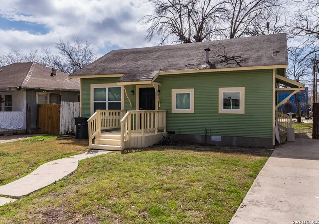 Photo 3 of Single family home for sale at 930 W Ridgewood Ct, San Antonio, TX 78201 | MLS# 2013085 | Listing updated on 2026-09-12