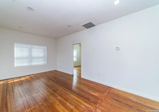 Photo 3 of Single family home for sale at 930 W Ridgewood Ct, San Antonio, TX 78201 | MLS# 2013085 | Listing updated on 2026-09-12