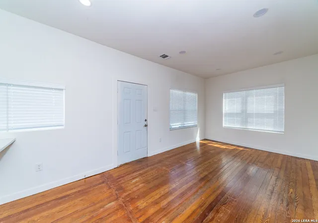 Photo 4 of Single family home for sale at 930 W Ridgewood Ct, San Antonio, TX 78201 | MLS# 2013085 | Listing updated on 2026-09-12