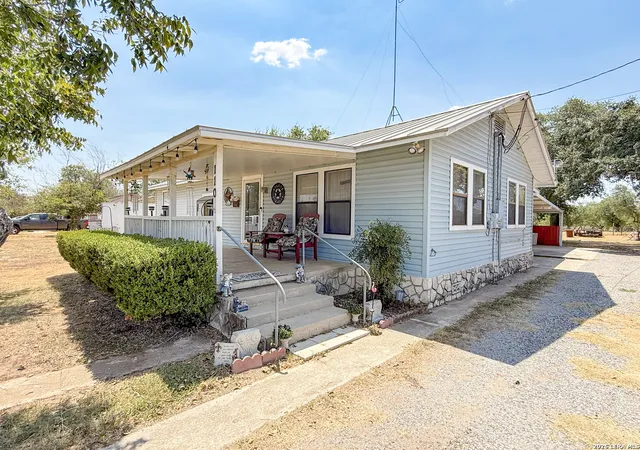Photo 3 of Single family home for sale at 110 Renfro Dr, Devine, TX 78016 | MLS# 2013248 | Listing updated on 2026-09-15