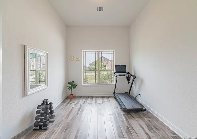Photo 4 of Single family home for sale at 109 Willow Oak Trl, Floresville, TX 78114 | MLS# 2013297 | Listing updated on 2026-09-12