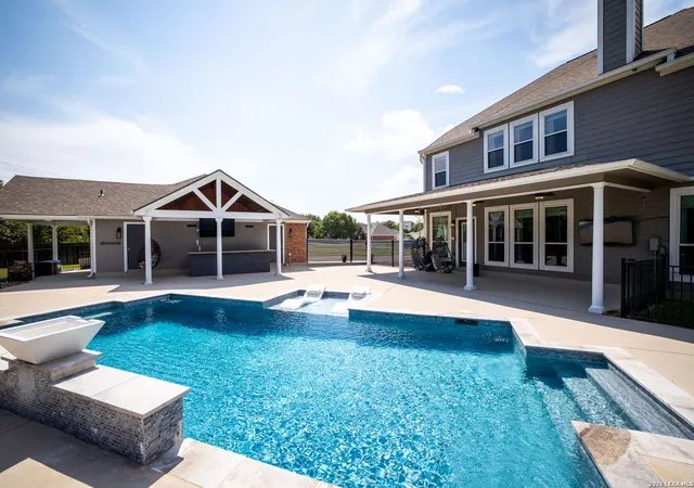 Photo 2 of Single family home for sale at 195 Las Brisas Blvd, Seguin, TX 78155 | MLS# 2013301 | Listing updated on 2026-09-16