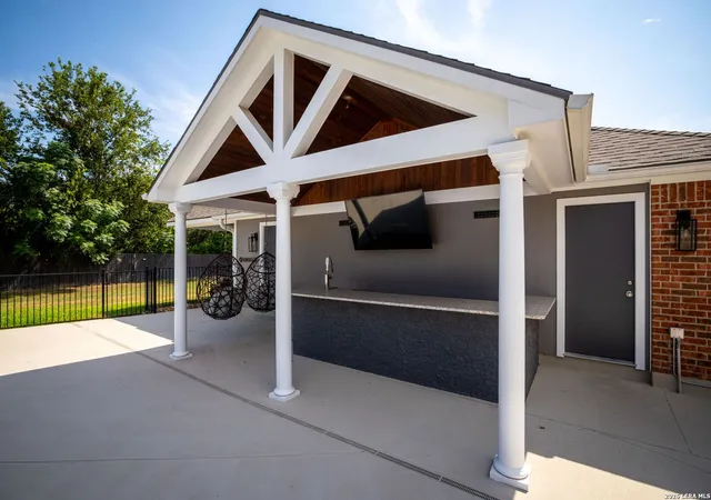 Photo 3 of Single family home for sale at 195 Las Brisas Blvd, Seguin, TX 78155 | MLS# 2013301 | Listing updated on 2026-09-16