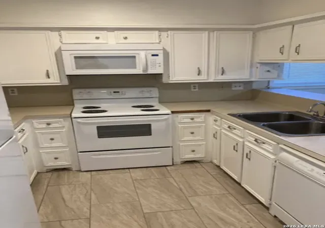 Listing Photo 4 - Condo for sale in building located at 195 Gallagher Dr, Canyon Lake, TX 78133 - Unit #18