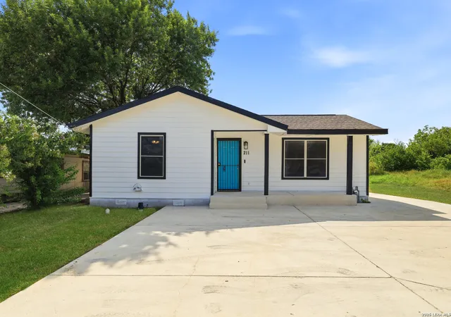 Photo 1 of Single family home for sale at 211 Esmeralda Dr, San Antonio, TX 78228 | MLS# 2013358 | Listing updated on 2026-10-27
