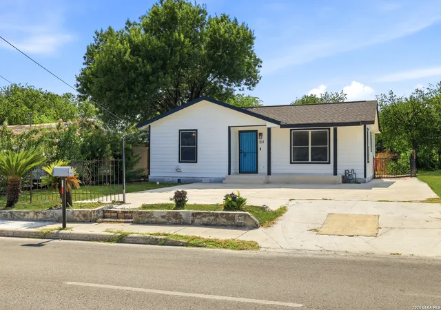 Photo 2 of Single family home for sale at 211 Esmeralda Dr, San Antonio, TX 78228 | MLS# 2013358 | Listing updated on 2026-10-27