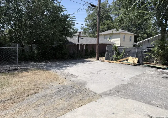 Photo 31 of Multi family home for sale at 1030 W Huisache Ave, San Antonio, TX 78201 | MLS# 2013474 | Listing updated on 2026-09-13