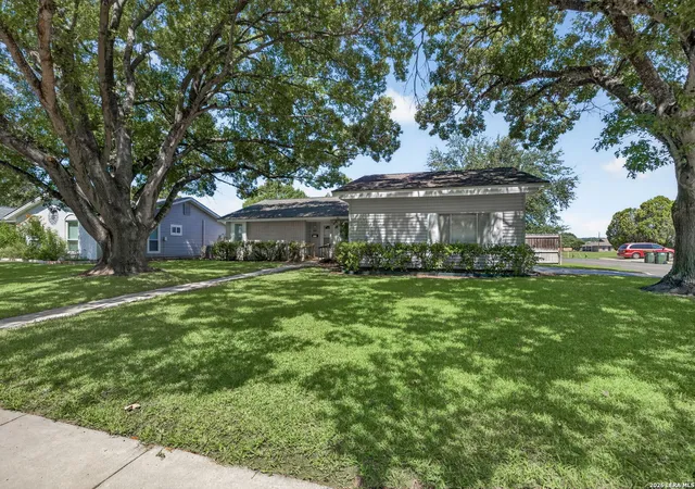 Photo 4 of Single family home for sale at 825 Marilyn Dr, Schertz, TX 78154 | MLS# 2013679 | Listing updated on 2026-10-08
