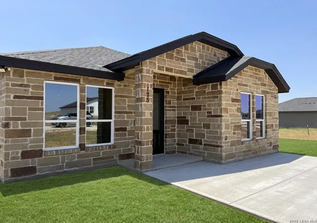 Photo 1 of Single family home for sale at 125 Camino Verde Ct, La Vernia, TX 78121 | MLS# 2013714 | Listing updated on 2026-09-13