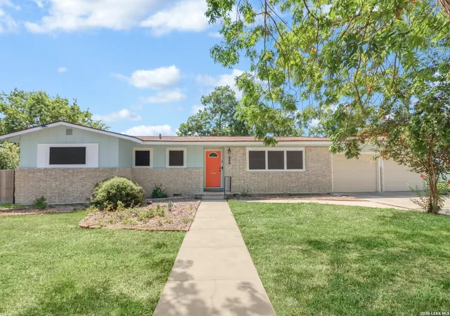 Photo 1 of Single family home for sale at 827 W Merriweather St, New Braunfels, TX 78130 | MLS# 2013715 | Listing updated on 2026-09-13